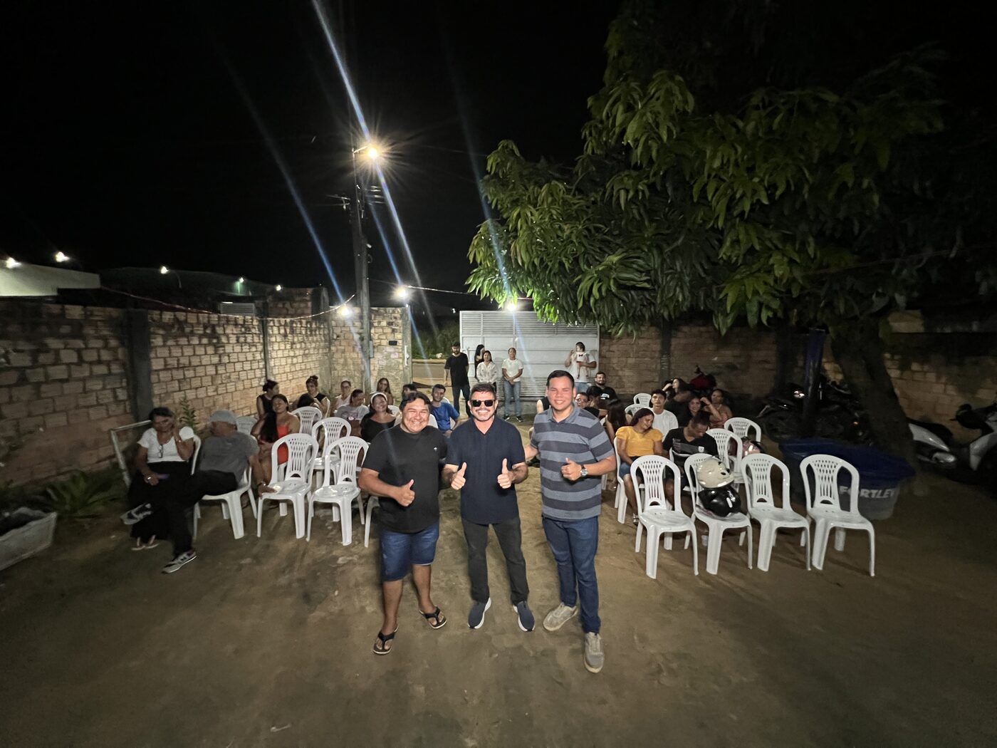 Reunião com moradores à noite